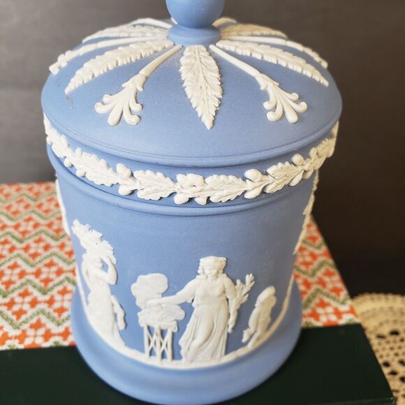 Beautiful Vintage Wedgwood Blue Jasperware Lidded Olympus Jar 5" - Picture 4 of 9
